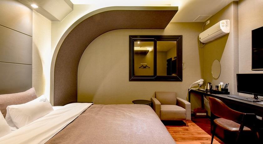 French Code Hotel Changwon Exterior foto