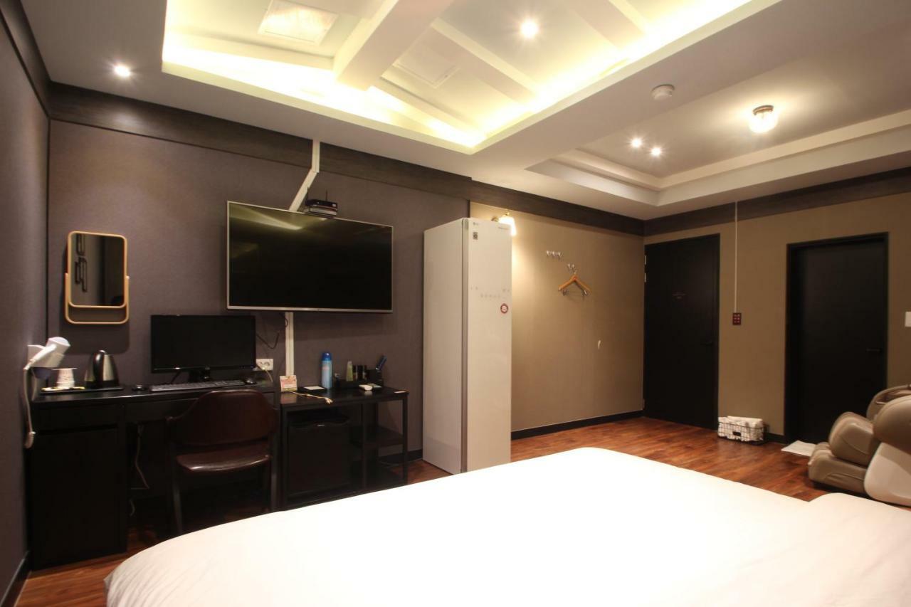 French Code Hotel Changwon Exterior foto
