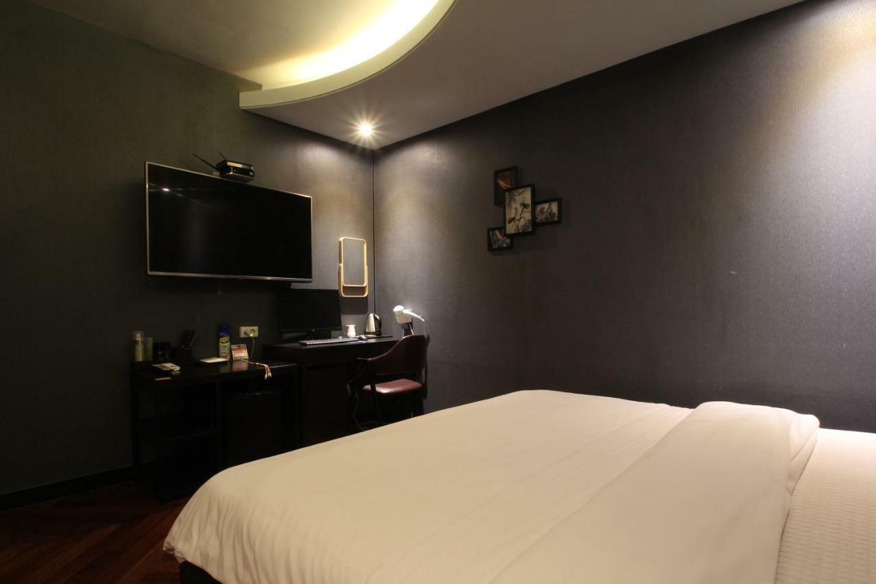 French Code Hotel Changwon Exterior foto