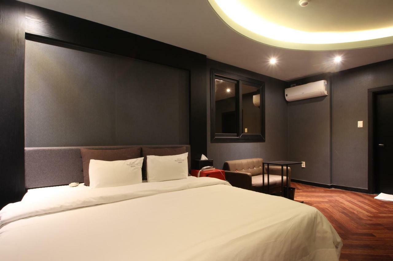 French Code Hotel Changwon Exterior foto